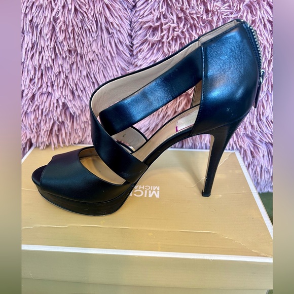 Michael Kors: Black Cross Strap Sandal. Women’s size 7M - Picture 8 of 10